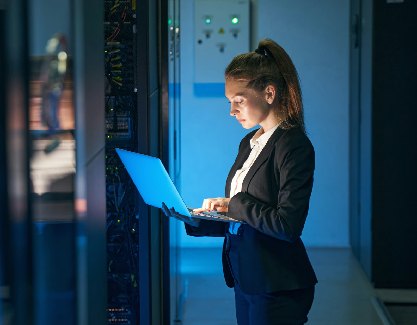 Profissional operando servidores no data center da RL NET